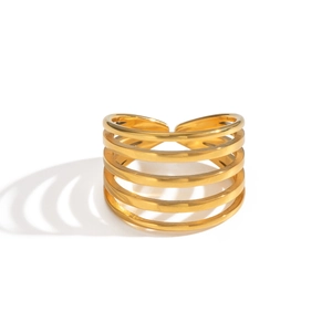 Dettaglio di un anello a 5 strati placcato in oro con un design minimalista traforato