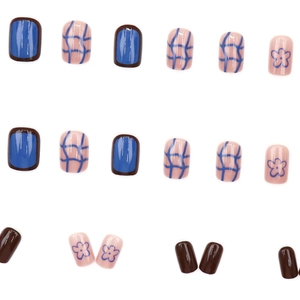 Faux ongles courts carrés avec motifs floraux bleus et carreaux sur fond blanc épuré