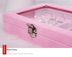 Dettaglio del portagioie in velluto rosa con chiusura in metallo argento e coperchio
