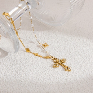 Collier en acier inoxydable doré avec croix, perles blanches et breloques de cœur