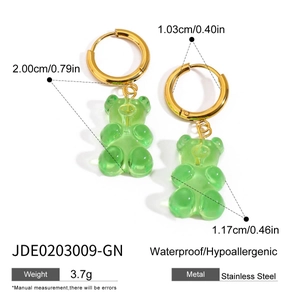 Vue détaillée de boucles d'oreilles ours vert avec anneaux acier et mesures précises