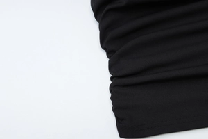 Détail du tissu côtelé vertical noir avec cordon de serrage latéral et double couture