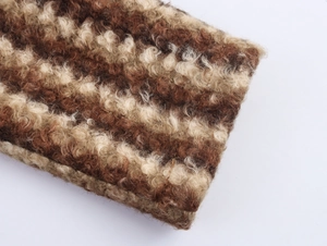 Gros plan détaillé de la texture en laine bouclée à rayures marron et beige du manteau
