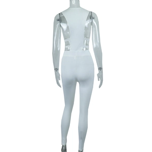 Détail du design dos nu ajouré sur une combinaison moulante blanche taille haute