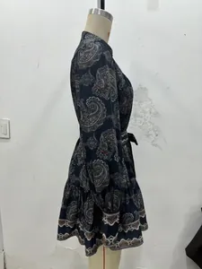 Vue latérale détaillée d'une robe bleu marine à motif cachemire avec taille nouée