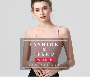 Détail du soutien-gorge de sport rose poudré avec tissu de soutien et découpe ajourée
