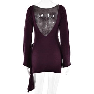 Detailansicht des rückenfreien Strickkleids in Dunkelviolett mit asymmetrischem Saum