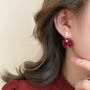 Boucles d'oreilles nœud en velours rouge élégantes avec clous en zircone brillant