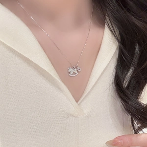 Collier cheval à bascule en argent élégant avec pierres de zircon sur modèle asiatique