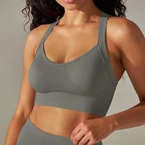 Détail de la brassière de sport gris foncé sans couture montrant la texture du tricot