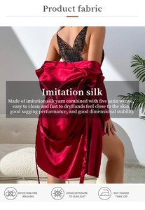Détail du peignoir en satin rouge avec motif papillon en dentelle noire dans le dos