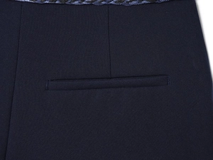 Détail du short bleu foncé avec poche passepoilée et bordure de taille tissée complexe