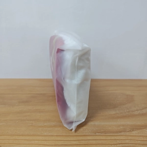Dettaglio di una calza natalizia in velluto rosso in confezione di plastica