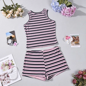 Mise à plat d'un ensemble en tricot rayé rose et marine avec accessoires décoratifs