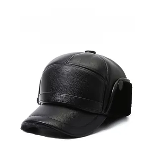 Vue détaillée de la casquette thermique en similicuir avec doublure polaire noire et protège-oreilles