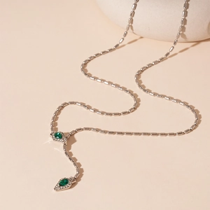 Détail du collier serpent argenté avec gemme poire verte et micro-pavé de diamants