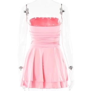 Vue arrière d'une robe courte rose bustier avec plis à la taille et ourlet à volants