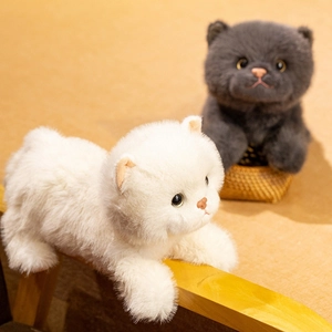 Gatos de peluche realistas British Shorthair gris y blanco sobre un reposabrazos de madera