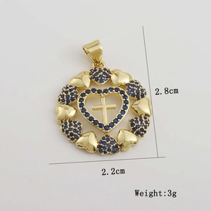Détail du pendentif doré croix et cœur avec zircons bleus, taille 2,8cm et poids de 3g