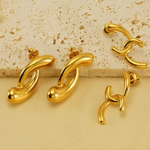 Irregular geometric 18k gold plated hoop earrings and twisted chunky link stud set