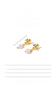 Detail of clover earring with golden steel finish and baroque freshwater pearl