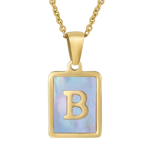 Dettaglio del ciondolo lettera B in oro 18K con inserto in conchiglia naturale blu sulla collana
