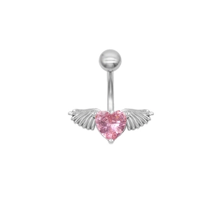 Détail d'un piercing de nombril argenté avec cœur rose et ailes métalliques