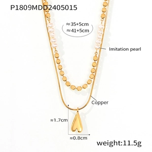 Détail du collier double rang plaqué or 18k avec pendentif coeur et perles d'imitation