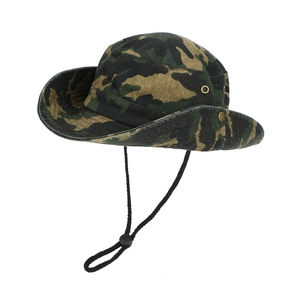Detail eines Outdoor-Sonnenhuts im Woodland-Camouflage-Stil mit seitlichen Druckknöpfen