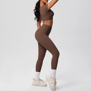 Détail de l'ensemble de yoga marron chocolat avec haut court et legging gainant extensible