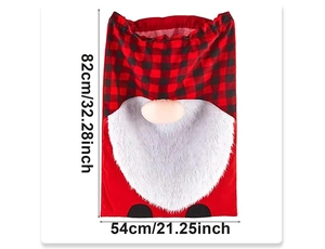 Détail de la housse de chaise gnome de Noël 82x54cm avec bonnet à carreaux rouges