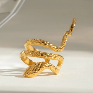 Elegante anello a serpente in acciaio inossidabile placcato oro 18k testurizzato