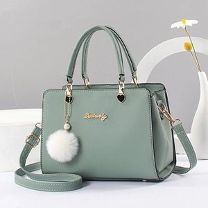 Strukturierte salbeigrüne Handtasche aus Kunstleder mit zwei Griffen und Plüsch-Charm