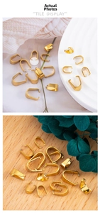 Vue macro de bélières en acier inoxydable plaqué or pour la création de bijoux DIY