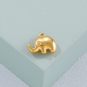 Pendentif éléphant doré poli en acier inoxydable posé sur un socle géométrique
