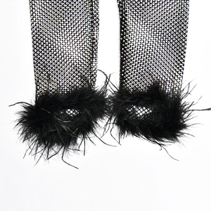 Vue détaillée des manches en maille noire avec strass brillants et bordure en plumes noires