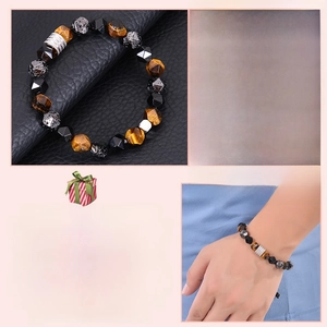 Détail macro du bracelet en œil de tigre 10mm avec taille réglable et vertus curatives
