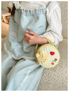 Détail du mignon sac rond jaune pour enfants avec lapin en peluche et broderie LOVE