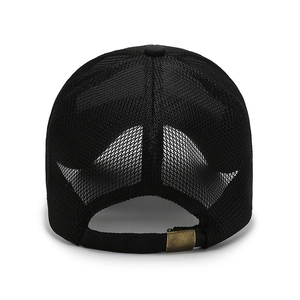 Rückansicht der schwarzen Mesh-Baseballkappe mit atmungsaktivem Stoff und Bronzeschnalle