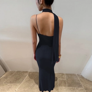 Elegantes rückenfreies schwarzes Maxikleid mit Neckholder-Schal und schmaler Silhouette