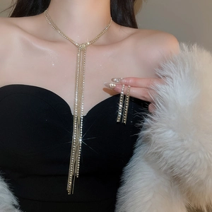Primo piano dell'elegante collana a nappe dorate a più strati con diamanti