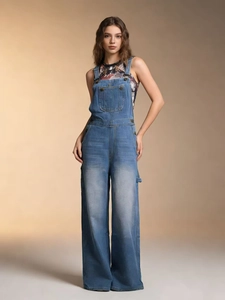 Salopette en jean bleu vintage pour femme avec jambes larges, bretelles et poches multiples