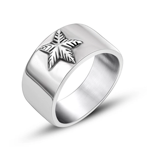 Bague large en acier inoxydable argent poli avec un motif d'étoile en relief texturé