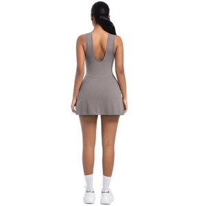 Vista posteriore di un abito da tennis grigio senza schienale con scollo a U e pieghe