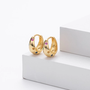 Boucles d'oreilles en argent S925 doré avec zircons colorés sur socle blanc