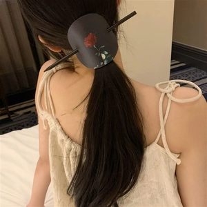 Pic à cheveux chinois avec imprimé rose en cuir et tige en bois sur les cheveux