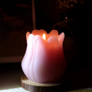 Candela tulipano rosa su base in legno con fiamma calda, stampo artistico in silicone