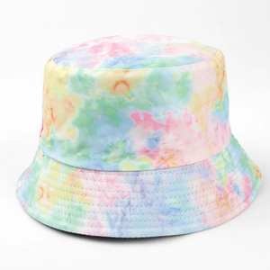 Détail d'un chapeau bob tie-dye coloré en sergé de coton aux tons rose et bleu éclatants