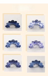 Dettagli di sei pinze per capelli blu a onde con motivi floreali e a quadretti