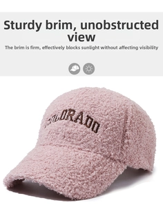 Détail de la texture peluche rose et broderie Colorado sur la casquette de baseball